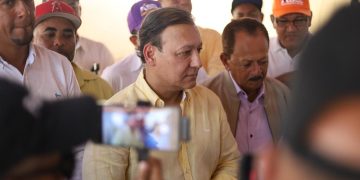 Abel Martínez comparte con arroceros, dirigentes del PLD y comunitarios en Dajabón