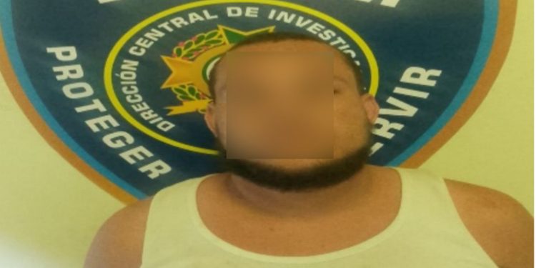 Policía Nacional arresta a hombre acusado de homicidio en establecimiento de comida rápida en La Vega