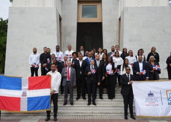 Jesús Andújar encabeza ofrenda floral y destaca atención a la salud mental del docente