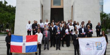 Jesús Andújar encabeza ofrenda floral y destaca atención a la salud mental del docente