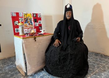 Actor dominicano Elvis Polanco presenta performance “Presagio” en Chile para honrar a víctimas Jet Set