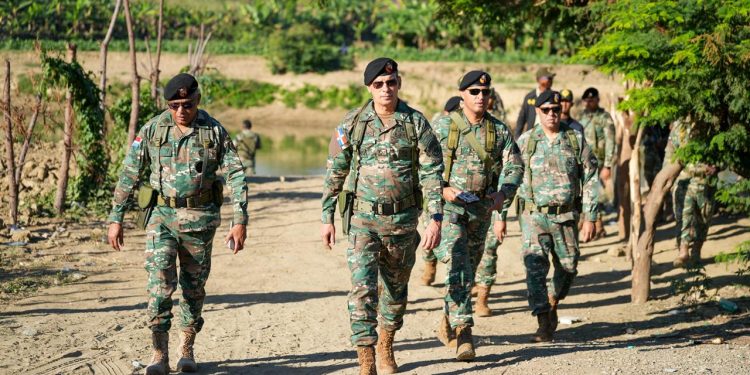 Comandante del Ejército recorre carretera internacional y unidades fronterizas en Elías Piña y Dajabón