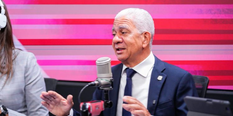 Presidente del Senado apoya fusión MINERD–MESCYT para eficientizar recursos