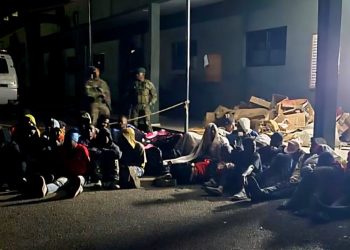 Interceptan tres vehículos con 23 nacionales haitianos en condición migratoria irregular en Constanza