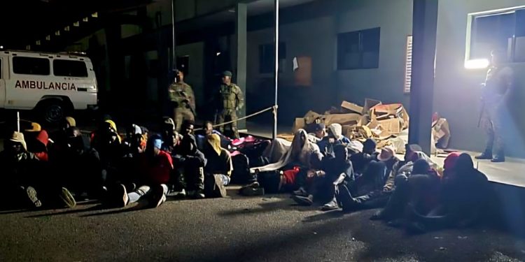 Interceptan tres vehículos con 23 nacionales haitianos en condición migratoria irregular en Constanza