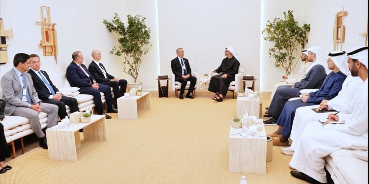 Presidente Abinader sostiene audiencia con el príncipe heredero de Abu Dhabi y concluye agenda en Emiratos Árabes Unidos