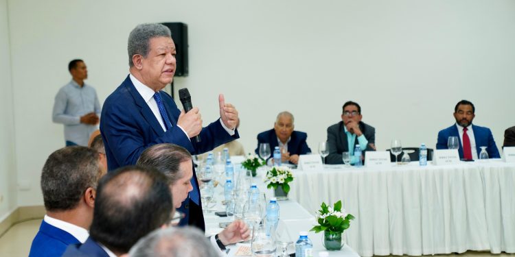 Leonel se reúne con industriales y comerciantes en Santiago, iniciando así agenda de 3 días en la provincia