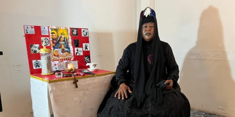 Actor dominicano Elvis Polanco presenta performance “Presagio” en Chile para honrar a víctimas Jet Set