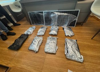 Incautan ocho paquetes de presunta marihuana camuflados en paneles solares