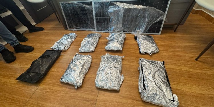 Incautan ocho paquetes de presunta marihuana camuflados en paneles solares