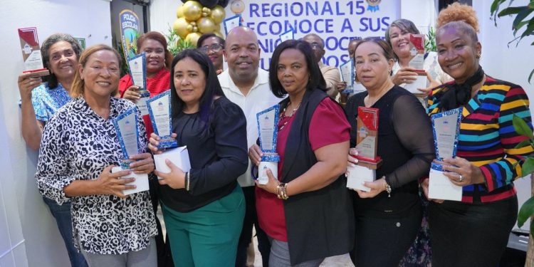 Regional 15 reconoce a sus Técnicos Docentes Jubilados