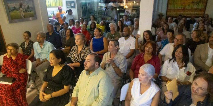 ”El poema como lienzo sonoro” conmovió a Cabrera en la voz del poeta del amor, Juan Colón