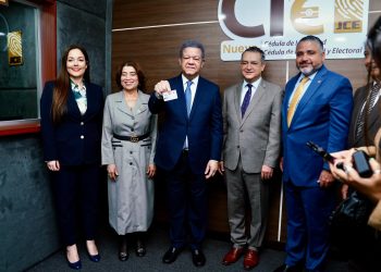 Leonel Fernández recibe cédula de Identidad y Electoral