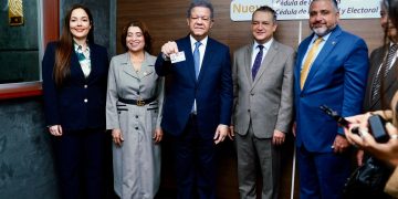 Leonel Fernández recibe cédula de Identidad y Electoral