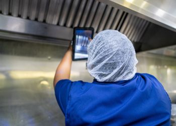 INABIE refuerza transparencia en licitaciones del almuerzo escolar con el uso de equipos tecnológicos