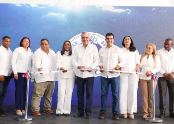 Presidente Abinader y director de INAPA, Wellington Arnaud, inauguran obras en Azua