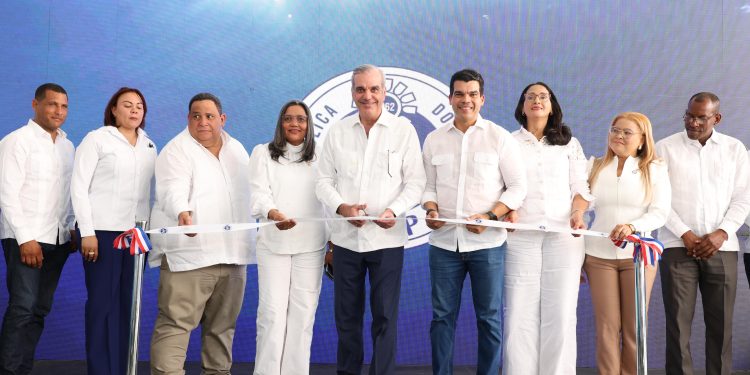 Presidente Abinader y director de INAPA, Wellington Arnaud, inauguran obras en Azua