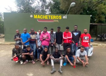 Ejército intercepta dos vehículos con 26 nacionales haitianos en condición migratoria irregular en Valverde