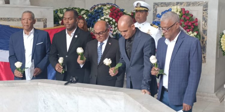 Presidente de la CPADB deposita ofrenda floral en el Altar de la Patria