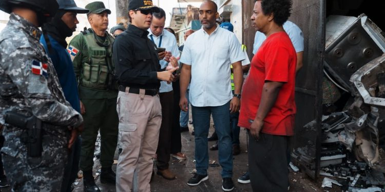 Autoridades realizan operativo de notificación a metaleras en Villa Consuelo