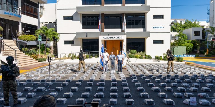DNCD incauta más de dos toneladas de presunta cocaína y arresta a seis hombres en costas de Baní