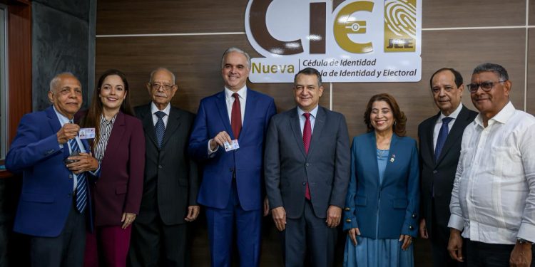 Miembros del PRSD reciben su nueva cédula de identidad y electoral