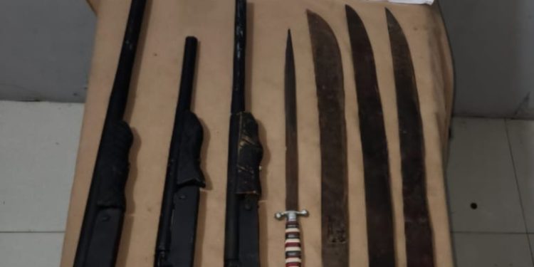 Policía Nacional y Ministerio Público ocupan armas ilegales y máquina de lotería clandestina en allanamientos en Montecristi