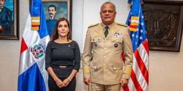 Embajadora de EE.UU. realiza visita oficial al ministro de Defensa