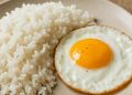 El arroz con huevo brinda los mismos beneficios que la carne roja en proteínas, según los expertos