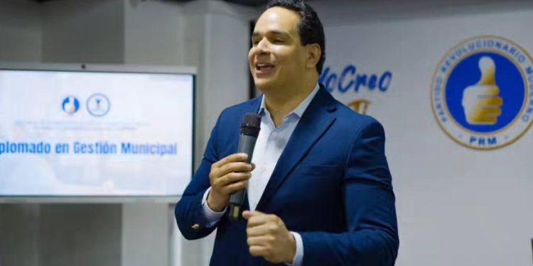 Manuel Conde imparte 1er módulo en diplomado de la escuela del PRM sobre Gestión Municipal