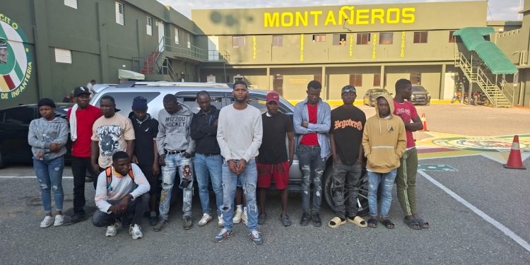 Ejército envía ante la justicia a conductor que transportaba a 13 haitianos indocumentados en San Juan de la Maguana