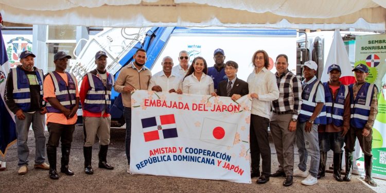 ASDN recibe dos camiones recolectores donados por embajada de Japón