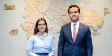 Embajadora de EE.UU visita en su despacho al senador Omar Fernández