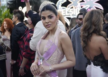 Dra. Tania Medina deslumbra en Premios Lo Nuestro con un vestido inspirado en la aurora boreal