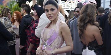 Dra. Tania Medina deslumbra en Premios Lo Nuestro con un vestido inspirado en la aurora boreal