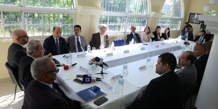 Jorge Subero Isa convoca a la Mesa Nacional de Decanos de Derecho en Unapec