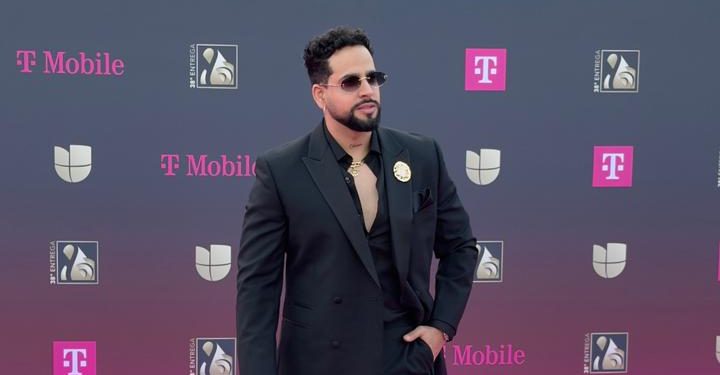 Salsero Lemar también sorprendió en la alfombra de Premio Lo Nuestro