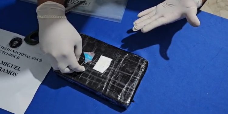 Sorprenden hombre tratando de realizar transacción de más de 1,000 gramos de presunta cocaína
