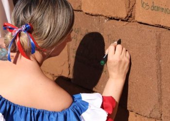 Decenas de personas participaron en “El Muro del Legado”, iniciativa de Living The Noom