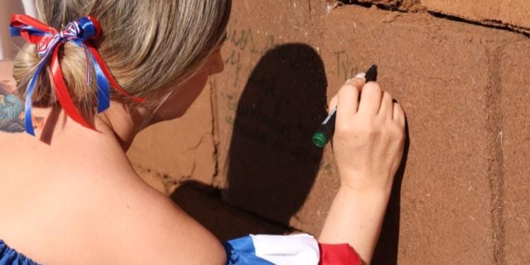 Decenas de personas participaron en “El Muro del Legado”, iniciativa de Living The Noom