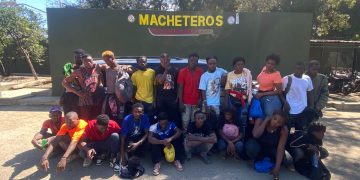 Ejército intercepta jeepeta con 20 indocumentados en Mao