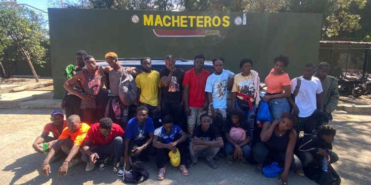 Ejército intercepta jeepeta con 20 indocumentados en Mao