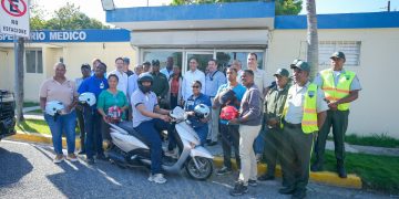 Entregan 2,500 cascos a motoristas para reducir accidentes