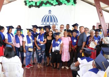 Desarrollo de la Comunidad entrega certificados a emprendedores en cursos técnicos y artesanales en Monte Plata