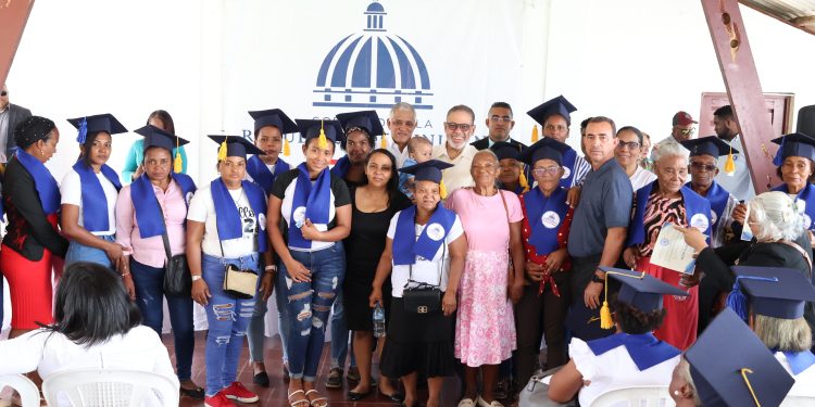Desarrollo de la Comunidad entrega certificados a emprendedores en cursos técnicos y artesanales en Monte Plata
