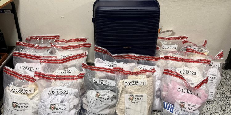 Atrapan a una mujer con 110 prendas de vestir impregnadas de presunta cocaína