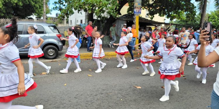 Colegio Crossover realiza su Vigésima Tercera Parada Patriótica en honor a Ramón Matías Mella