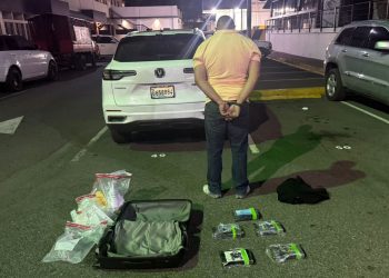 Interceptan hombre en Boca Chica con cinco paquetes de presunta cocaína y una pistola