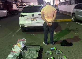 Interceptan hombre en Boca Chica con cinco paquetes de presunta cocaína y una pistola