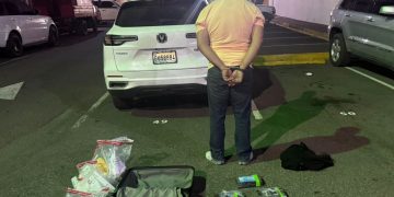 Interceptan hombre en Boca Chica con cinco paquetes de presunta cocaína y una pistola